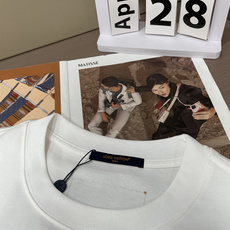 . Lv 2026春夏款/官网同步 面料采用重磅纯棉精梳棉面料,OS宽松版型,上身版型超正!日常百搭,衣橱必备单品! . Lv 2026春夏款/官网同步 面料采用重磅纯棉精梳棉面料,OS宽松版型,上身版型超正!日常百搭,衣橱必备单品!