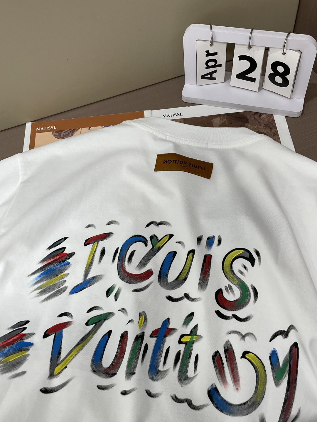 . Lv 2026春夏款/官网同步 面料采用重磅纯棉精梳棉面料,OS宽松版型,上身版型超正!日常百搭,衣橱必备单品! . Lv 2026春夏款/官网同步 面料采用重磅纯棉精梳棉面料,OS宽松版型,上身版型超正!日常百搭,衣橱必备单品!