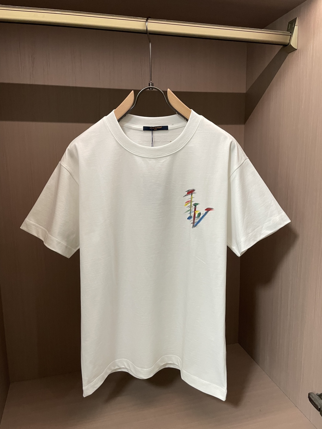 . Lv 2026春夏款/官网同步 面料采用重磅纯棉精梳棉面料,OS宽松版型,上身版型超正!日常百搭,衣橱必备单品! . Lv 2026春夏款/官网同步 面料采用重磅纯棉精梳棉面料,OS宽松版型,上身版型超正!日常百搭,衣橱必备单品!