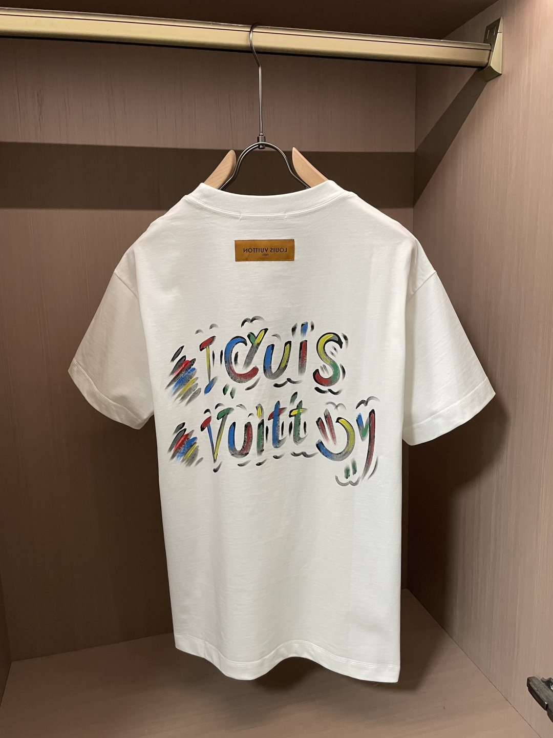 . Lv 2026春夏款/官网同步 面料采用重磅纯棉精梳棉面料,OS宽松版型,上身版型超正!日常百搭,衣橱必备单品! . Lv 2026春夏款/官网同步 面料采用重磅纯棉精梳棉面料,OS宽松版型,上身版型超正!日常百搭,衣橱必备单品!