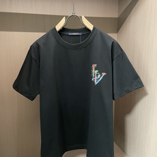 . Lv 2026春夏款/官网同步 面料采用重磅纯棉精梳棉面料,OS宽松版型,上身版型超正!日常百搭,衣橱必备单品! . Lv 2026春夏款/官网同步 面料采用重磅纯棉精梳棉面料,OS宽松版型,上身版型超正!日常百搭,衣橱必备单品!