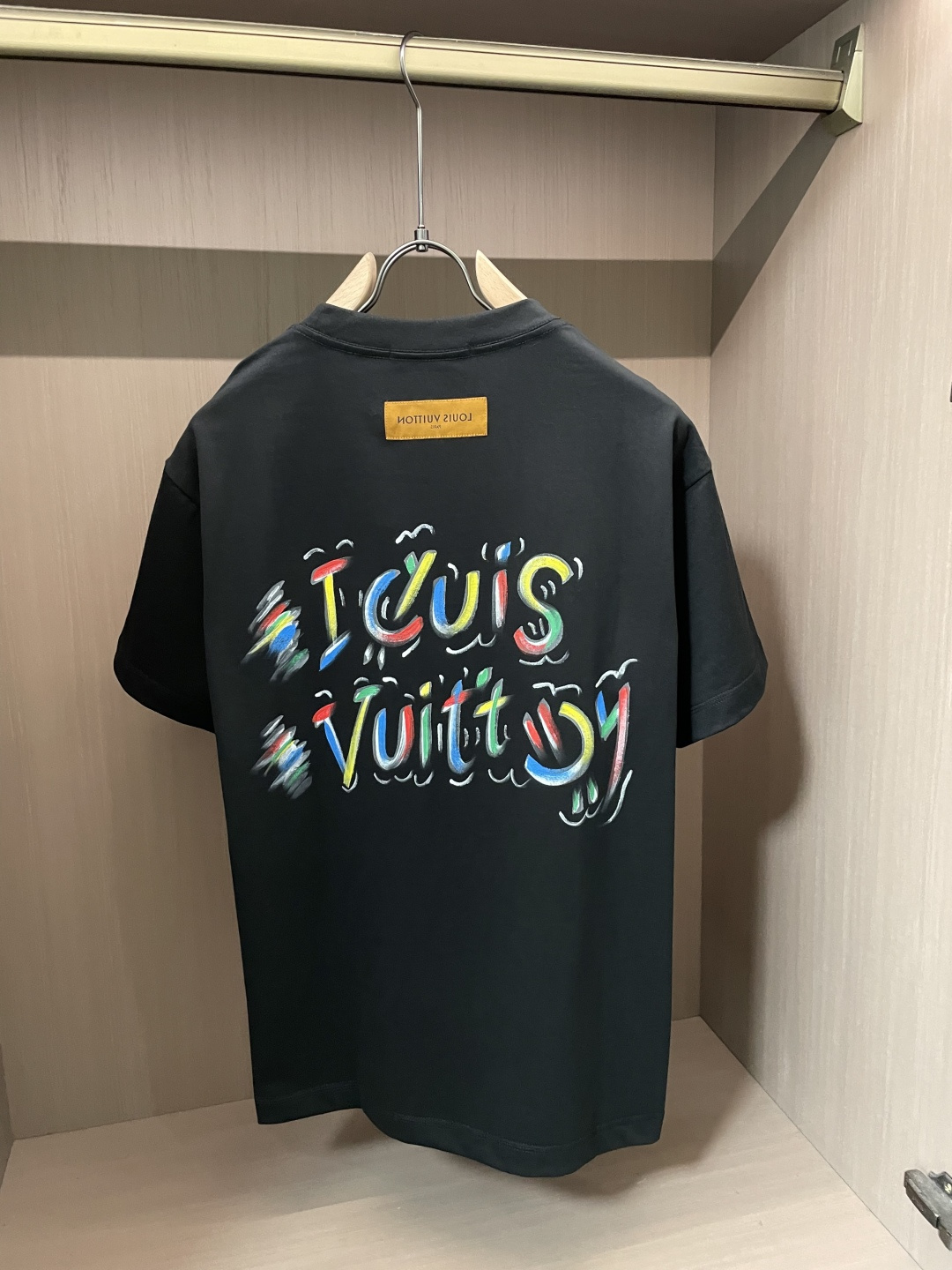 . Lv 2026春夏款/官网同步 面料采用重磅纯棉精梳棉面料,OS宽松版型,上身版型超正!日常百搭,衣橱必备单品! . Lv 2026春夏款/官网同步 面料采用重磅纯棉精梳棉面料,OS宽松版型,上身版型超正!日常百搭,衣橱必备单品!