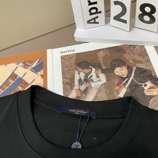 . Lv 2026春夏款/官网同步 面料采用重磅纯棉精梳棉面料,OS宽松版型,上身版型超正!日常百搭,衣橱必备单品! . Lv 2026春夏款/官网同步 面料采用重磅纯棉精梳棉面料,OS宽松版型,上身版型超正!日常百搭,衣橱必备单品!