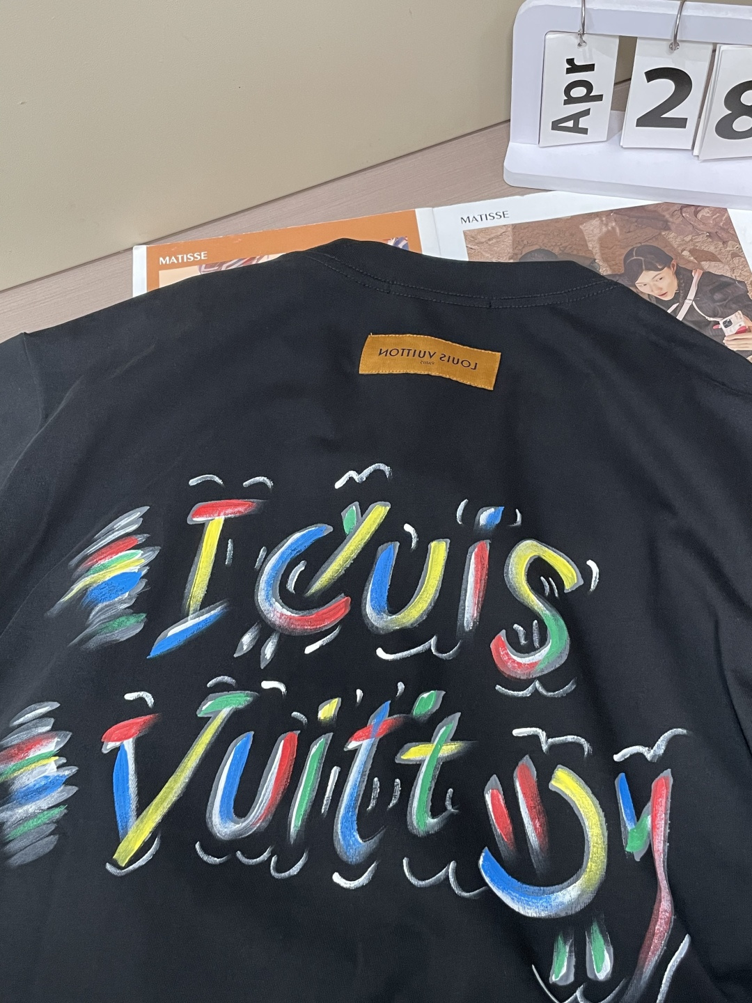 . Lv 2026春夏款/官网同步 面料采用重磅纯棉精梳棉面料,OS宽松版型,上身版型超正!日常百搭,衣橱必备单品! . Lv 2026春夏款/官网同步 面料采用重磅纯棉精梳棉面料,OS宽松版型,上身版型超正!日常百搭,衣橱必备单品!