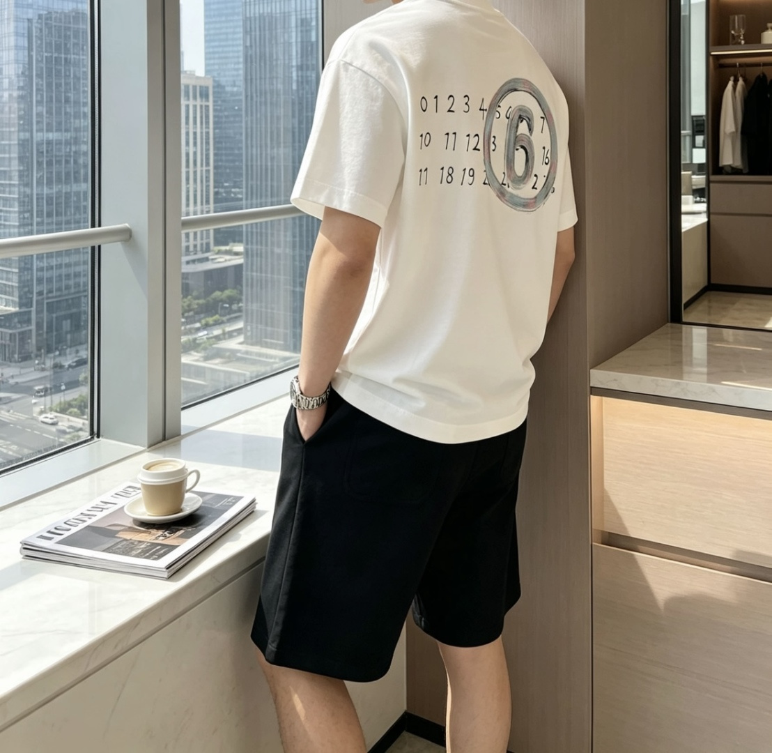 .   马吉拉 2026春夏款/官网同步 面料采用重磅纯棉精梳棉面料，OS宽松版型，上身版型超正！日常百搭，衣橱必备单品