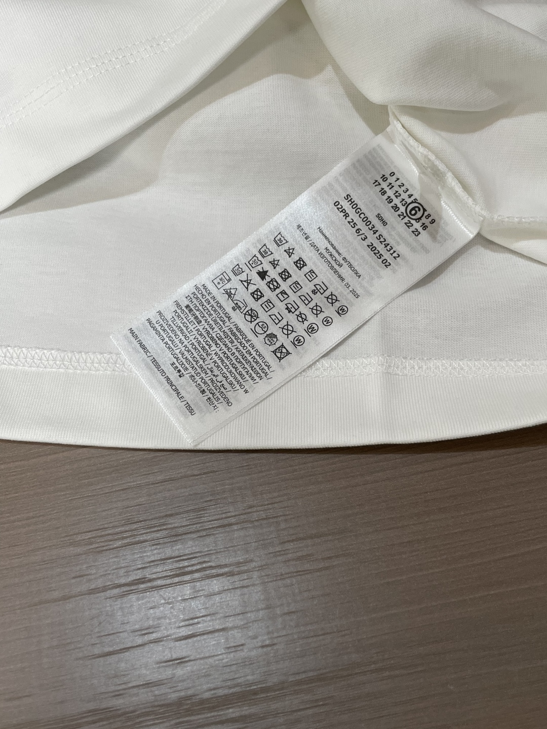 .   马吉拉 2026春夏款/官网同步 面料采用重磅纯棉精梳棉面料，OS宽松版型，上身版型超正！日常百搭，衣橱必备单品
