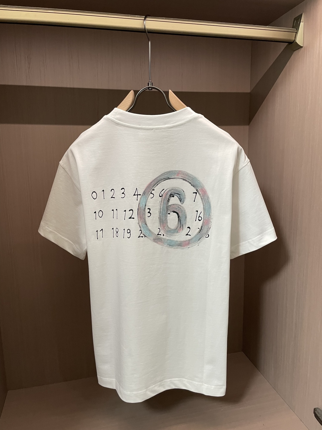.   马吉拉 2026春夏款/官网同步 面料采用重磅纯棉精梳棉面料，OS宽松版型，上身版型超正！日常百搭，衣橱必备单品