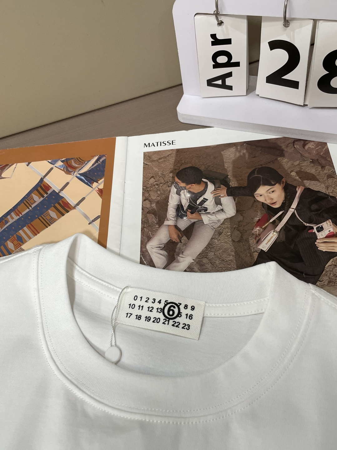 .   马吉拉 2026春夏款/官网同步 面料采用重磅纯棉精梳棉面料，OS宽松版型，上身版型超正！日常百搭，衣橱必备单品