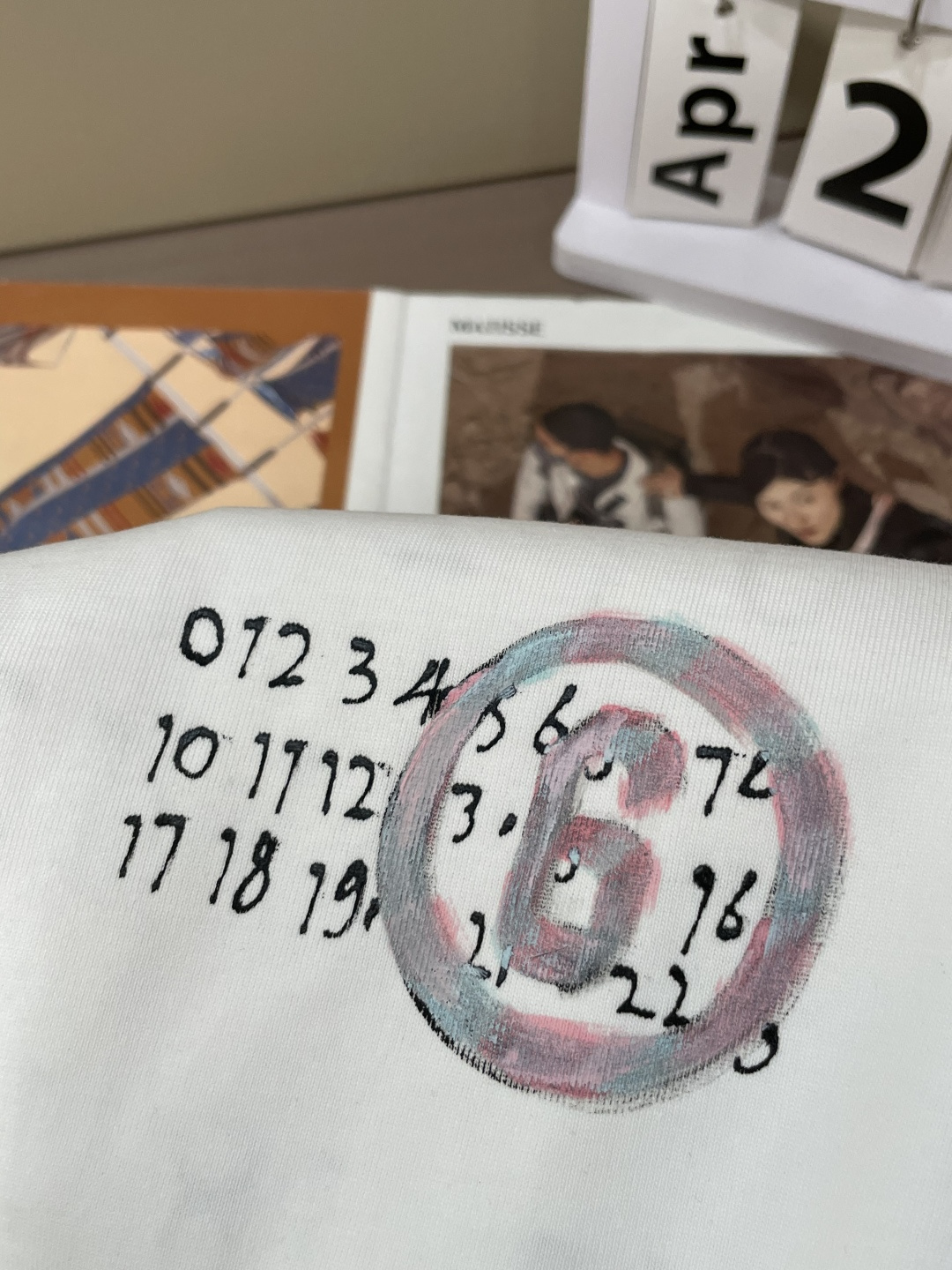 .   马吉拉 2026春夏款/官网同步 面料采用重磅纯棉精梳棉面料，OS宽松版型，上身版型超正！日常百搭，衣橱必备单品