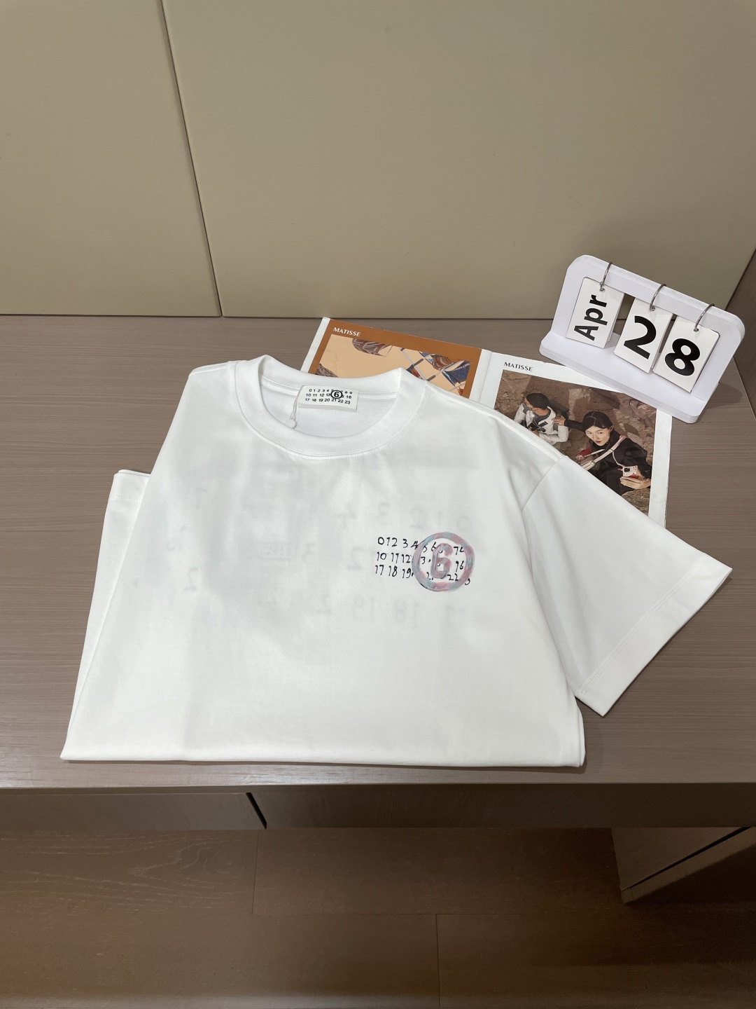 .   马吉拉 2026春夏款/官网同步 面料采用重磅纯棉精梳棉面料，OS宽松版型，上身版型超正！日常百搭，衣橱必备单品