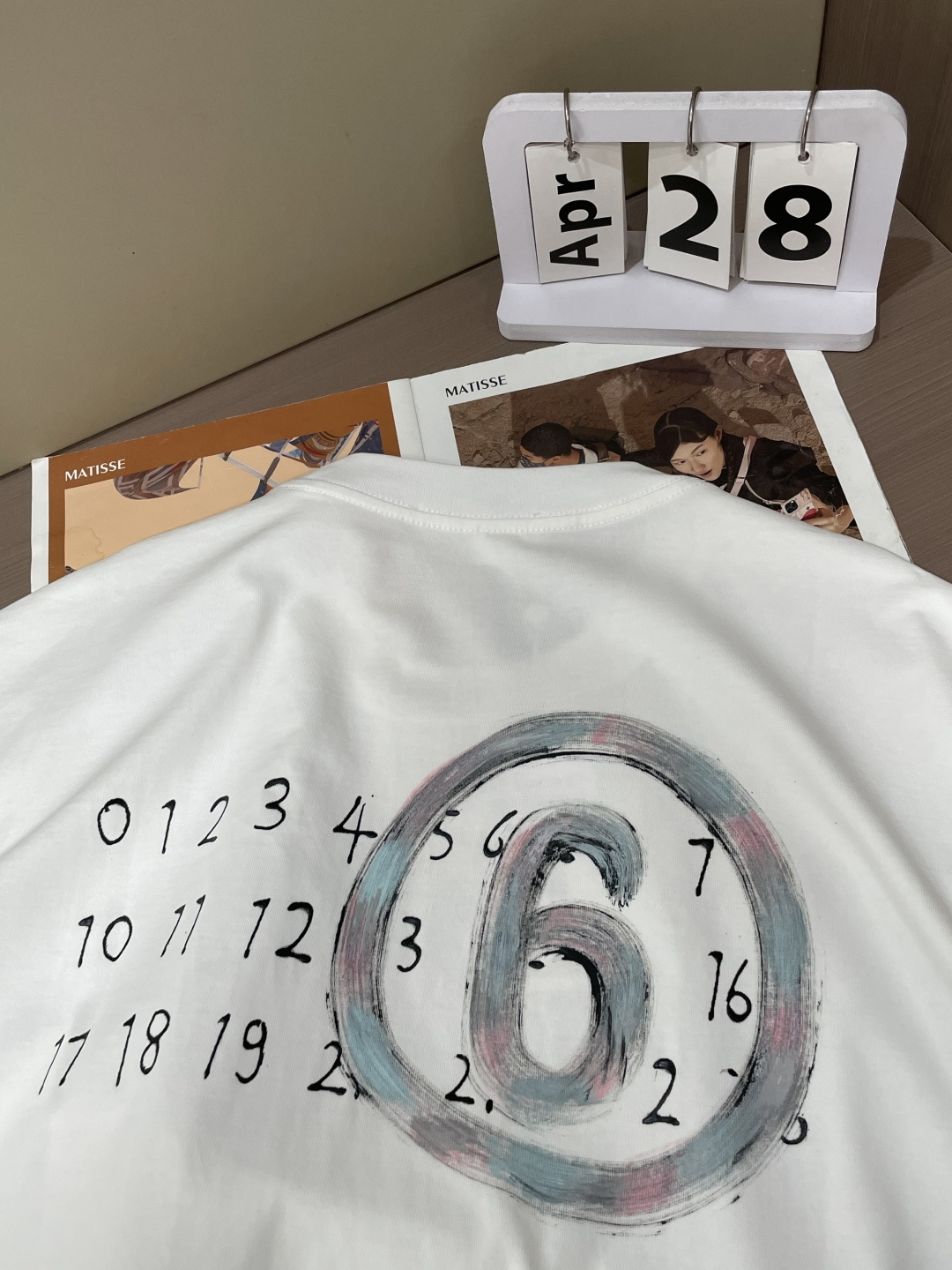 .   马吉拉 2026春夏款/官网同步 面料采用重磅纯棉精梳棉面料，OS宽松版型，上身版型超正！日常百搭，衣橱必备单品