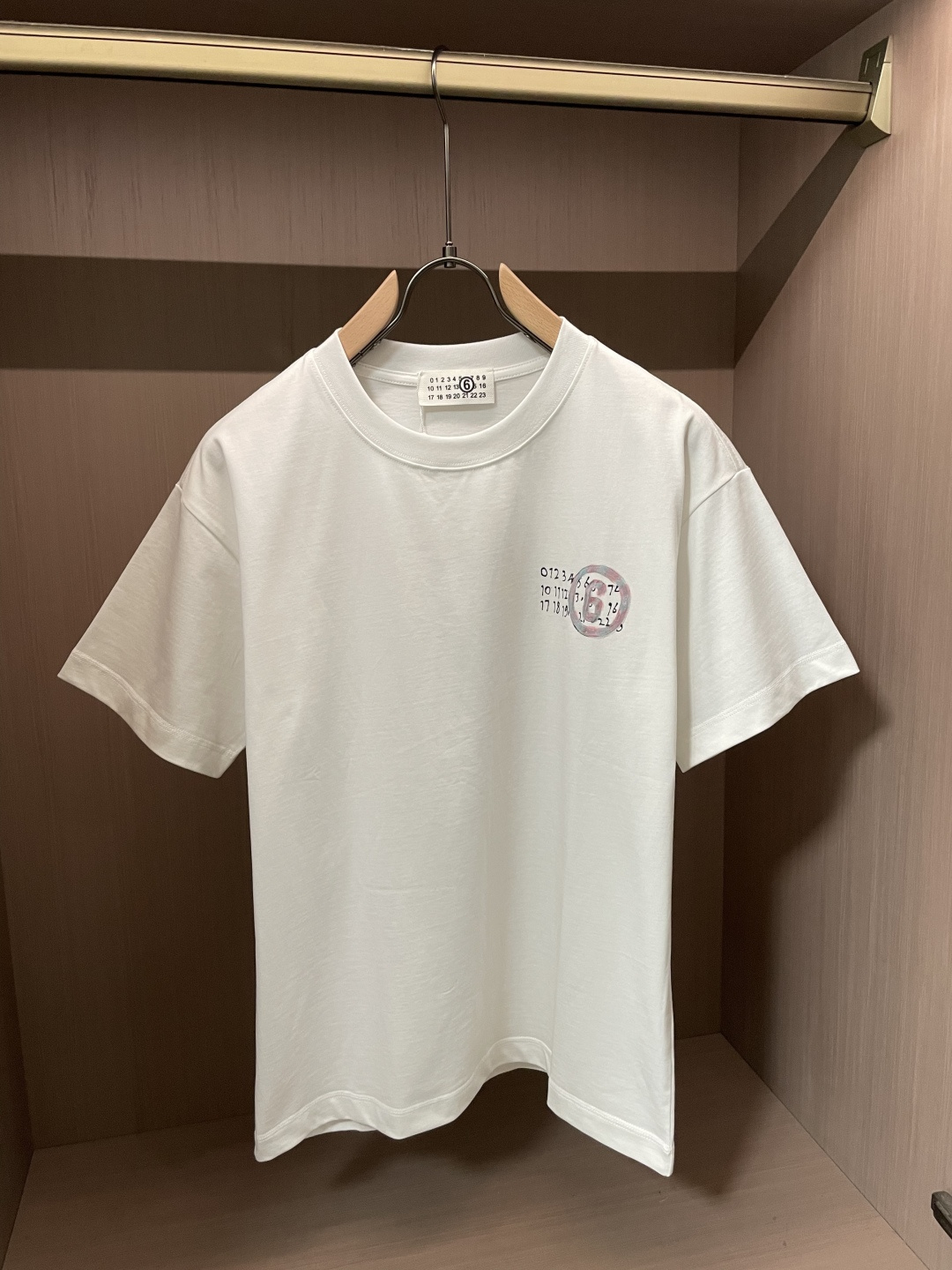 .   马吉拉 2026春夏款/官网同步 面料采用重磅纯棉精梳棉面料，OS宽松版型，上身版型超正！日常百搭，衣橱必备单品