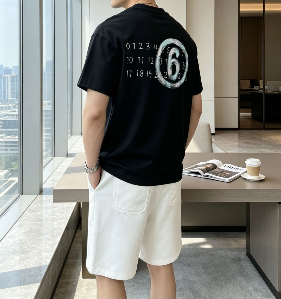 . 马吉拉 2026春夏款/官网同步 面料采用重磅纯棉精梳棉面料,OS宽松版型,上身版型超正!日常百搭,衣橱必备单品 . 马吉拉 2026春夏款/官网同步 面料采用重磅纯棉精梳棉面料,OS宽松版型,上身版型超正!日常百搭,衣橱必备单品