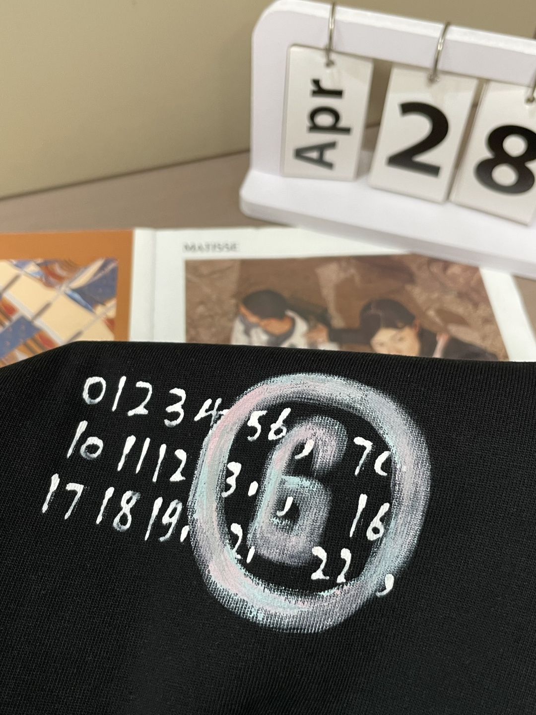 . 马吉拉 2026春夏款/官网同步 面料采用重磅纯棉精梳棉面料,OS宽松版型,上身版型超正!日常百搭,衣橱必备单品 . 马吉拉 2026春夏款/官网同步 面料采用重磅纯棉精梳棉面料,OS宽松版型,上身版型超正!日常百搭,衣橱必备单品