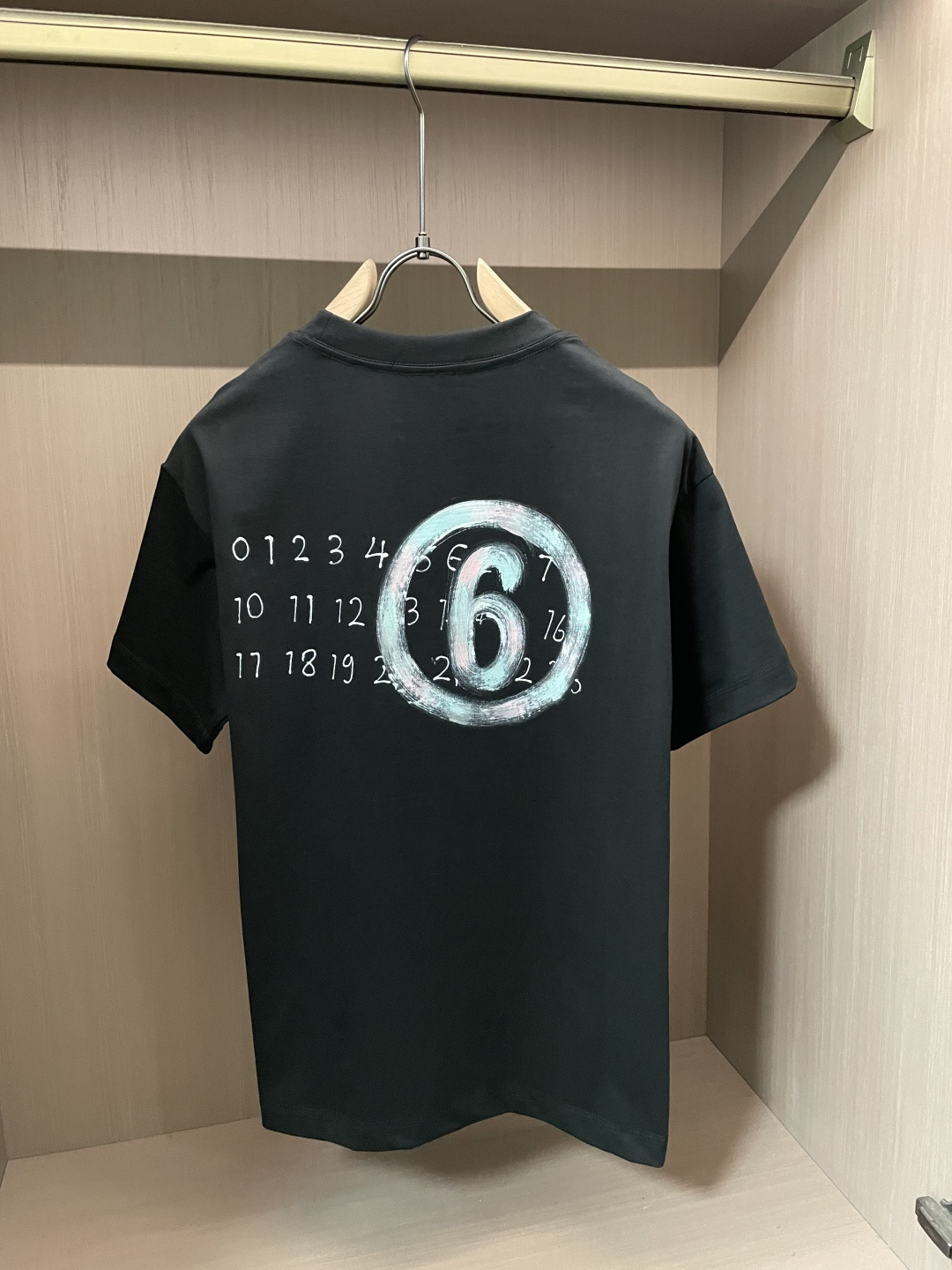 . 马吉拉 2026春夏款/官网同步 面料采用重磅纯棉精梳棉面料,OS宽松版型,上身版型超正!日常百搭,衣橱必备单品 . 马吉拉 2026春夏款/官网同步 面料采用重磅纯棉精梳棉面料,OS宽松版型,上身版型超正!日常百搭,衣橱必备单品