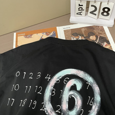 . 马吉拉 2026春夏款/官网同步 面料采用重磅纯棉精梳棉面料,OS宽松版型,上身版型超正!日常百搭,衣橱必备单品 . 马吉拉 2026春夏款/官网同步 面料采用重磅纯棉精梳棉面料,OS宽松版型,上身版型超正!日常百搭,衣橱必备单品