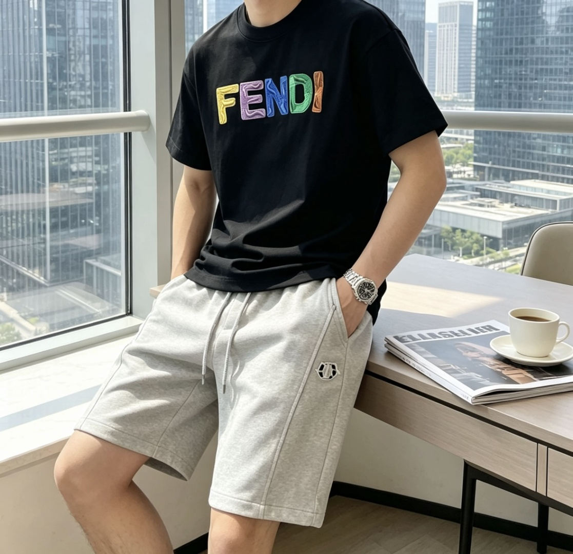 .   FD 2026春夏款/官网同步 面料采用重磅纯棉精梳棉面料，OS宽松版型，上身版型超正！日常百搭，衣橱必备单品！