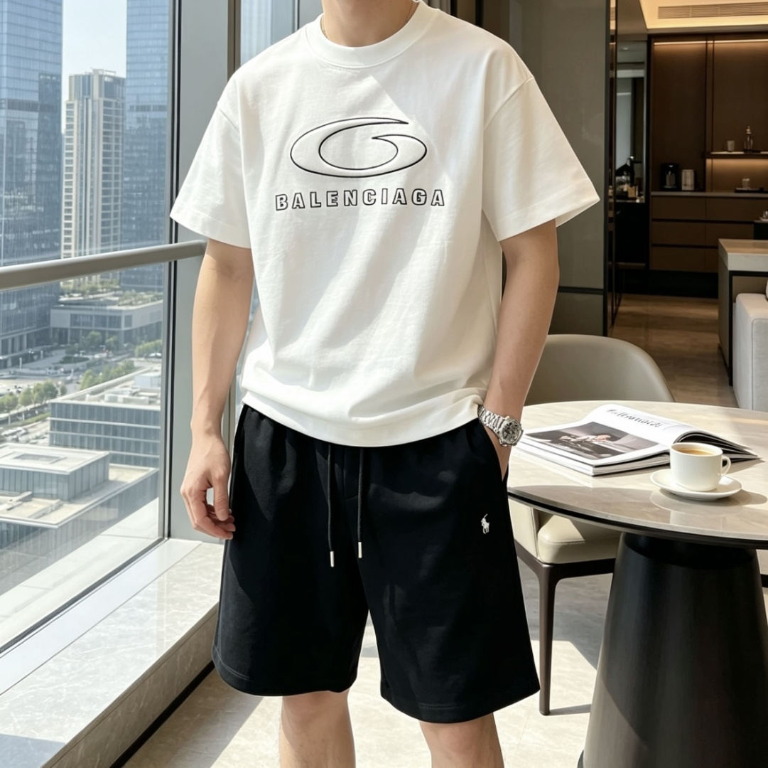 .   巴黎 2026春夏款/官网同步 面料采用重磅纯棉精梳棉面料，OS宽松版型，上身版型超正！日常百搭，衣橱必备单品！
