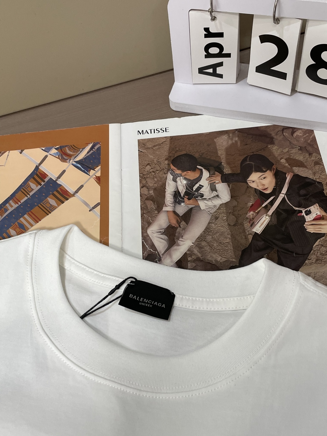 . 巴黎 2026春夏款/官网同步 面料采用重磅纯棉精梳棉面料,OS宽松版型,上身版型超正!日常百搭,衣橱必备单品! . 巴黎 2026春夏款/官网同步 面料采用重磅纯棉精梳棉面料,OS宽松版型,上身版型超正!日常百搭,衣橱必备单品!