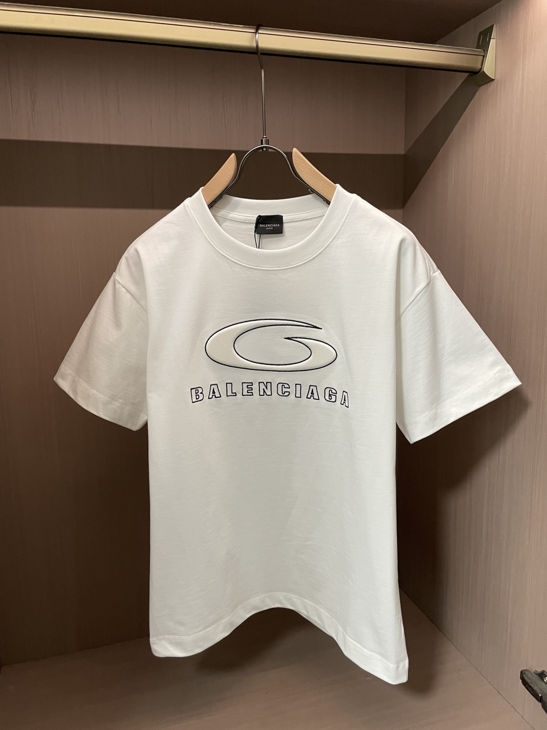 . 巴黎 2026春夏款/官网同步 面料采用重磅纯棉精梳棉面料,OS宽松版型,上身版型超正!日常百搭,衣橱必备单品! . 巴黎 2026春夏款/官网同步 面料采用重磅纯棉精梳棉面料,OS宽松版型,上身版型超正!日常百搭,衣橱必备单品!