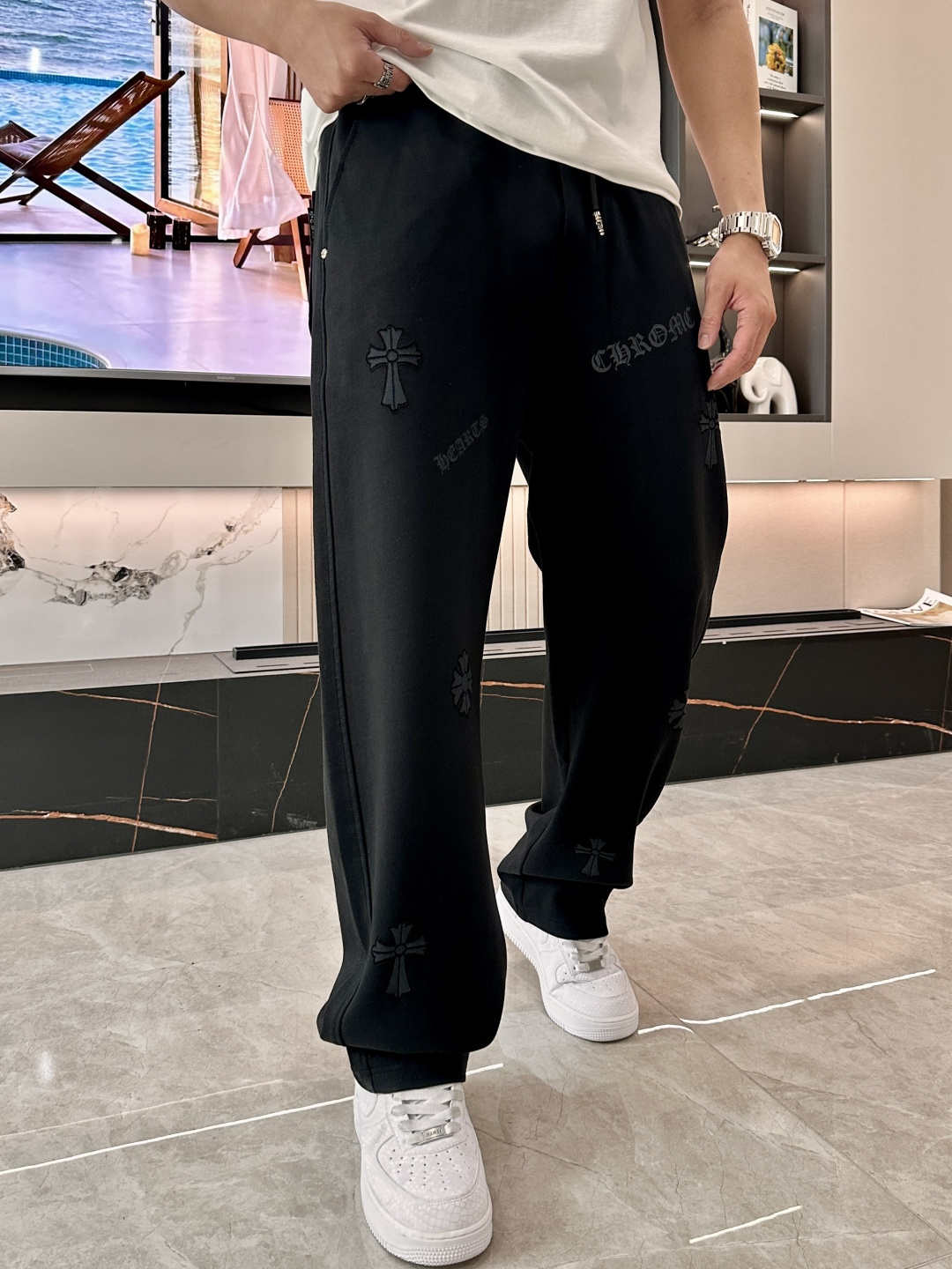 .  克罗心 2026最新系列男士休闲裤！ 采用客供弹力柔棉材质，柔软细腻，手感绝佳！品牌格调一览无余！极简主义设计，没
