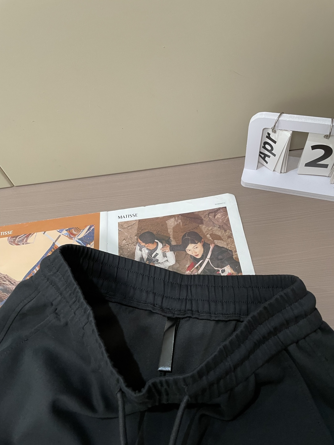 .  克罗心 2026最新系列男士休闲裤！ 采用客供弹力柔棉材质，柔软细腻，手感绝佳！品牌格调一览无余！极简主义设计，没