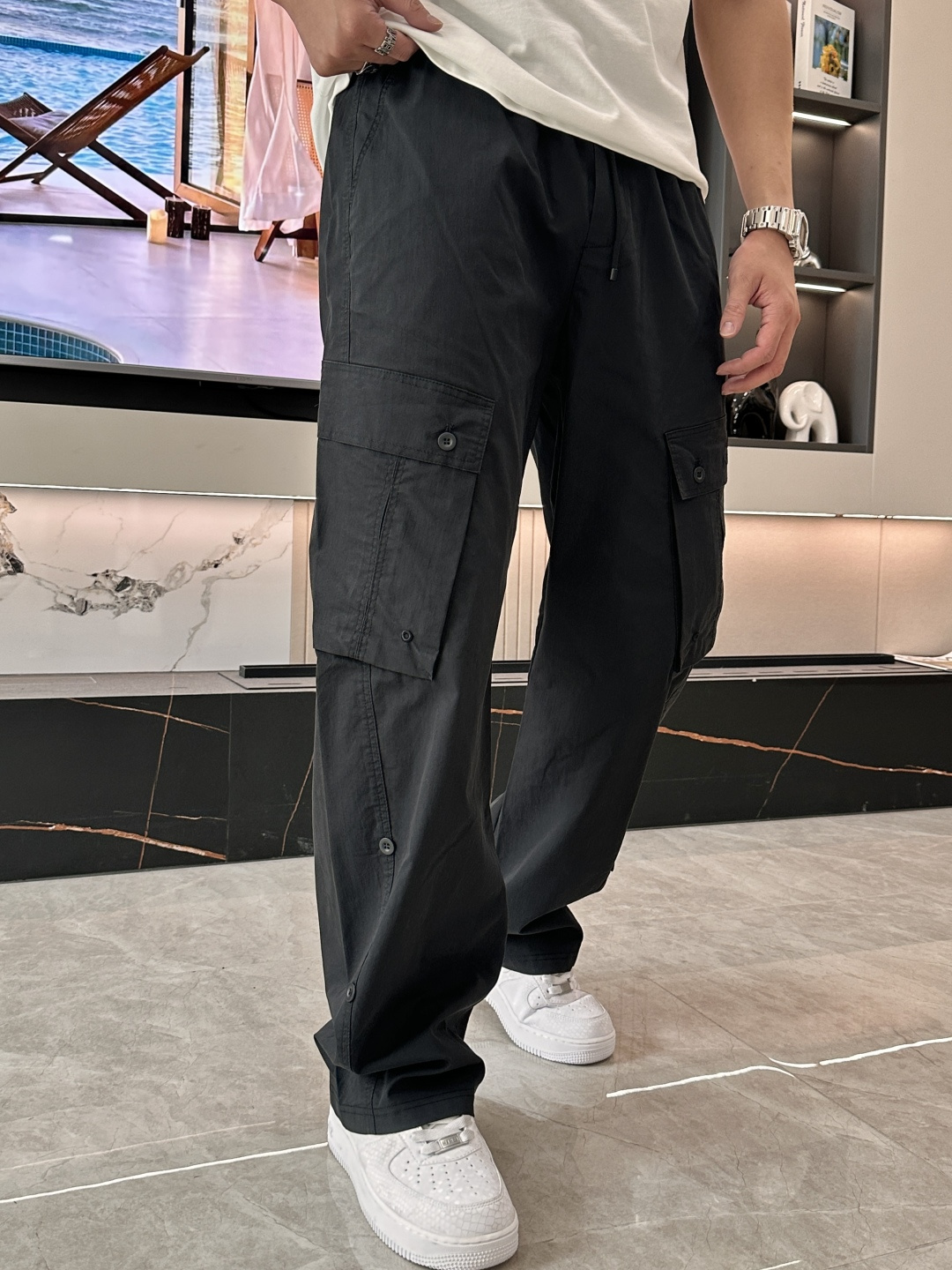.  巴黎 2026最新系列男士休闲裤！ 采用客供弹力柔棉材质，柔软细腻，手感绝佳！品牌格调一览无余！极简主义设计，没有