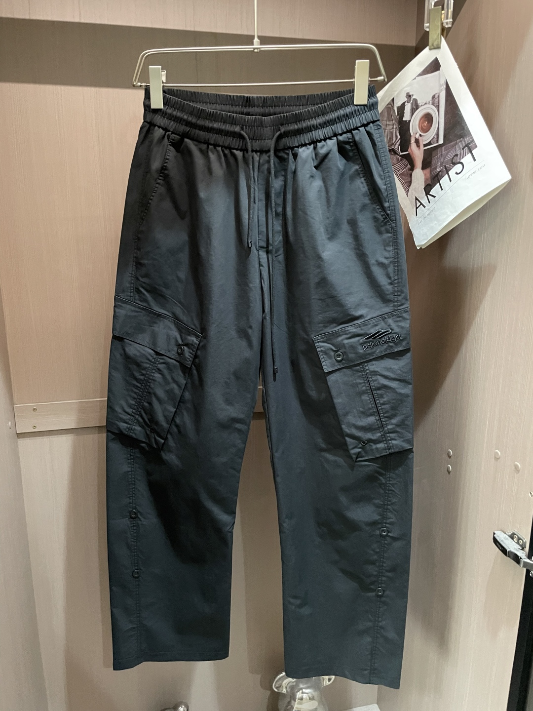 .  巴黎 2026最新系列男士休闲裤！ 采用客供弹力柔棉材质，柔软细腻，手感绝佳！品牌格调一览无余！极简主义设计，没有