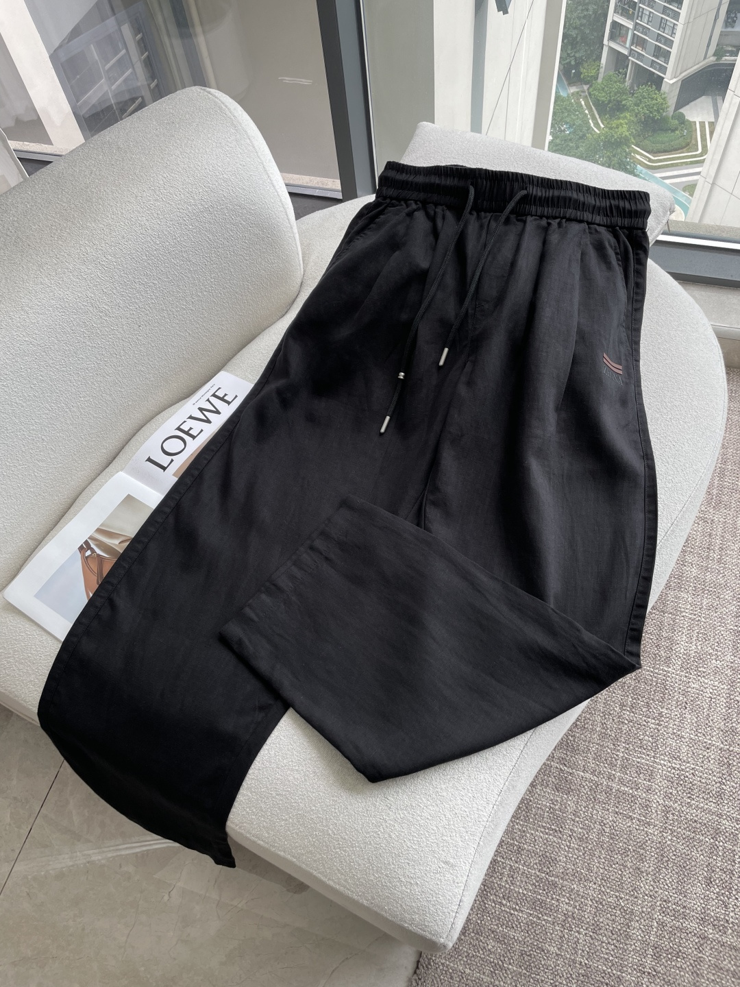 杰尼亚 26春夏新品 垂顺抗皱的斜纹麻棉面料，触感细腻亲肤，挺括不软塌，上身利落有型，完美修饰腿型。腰头