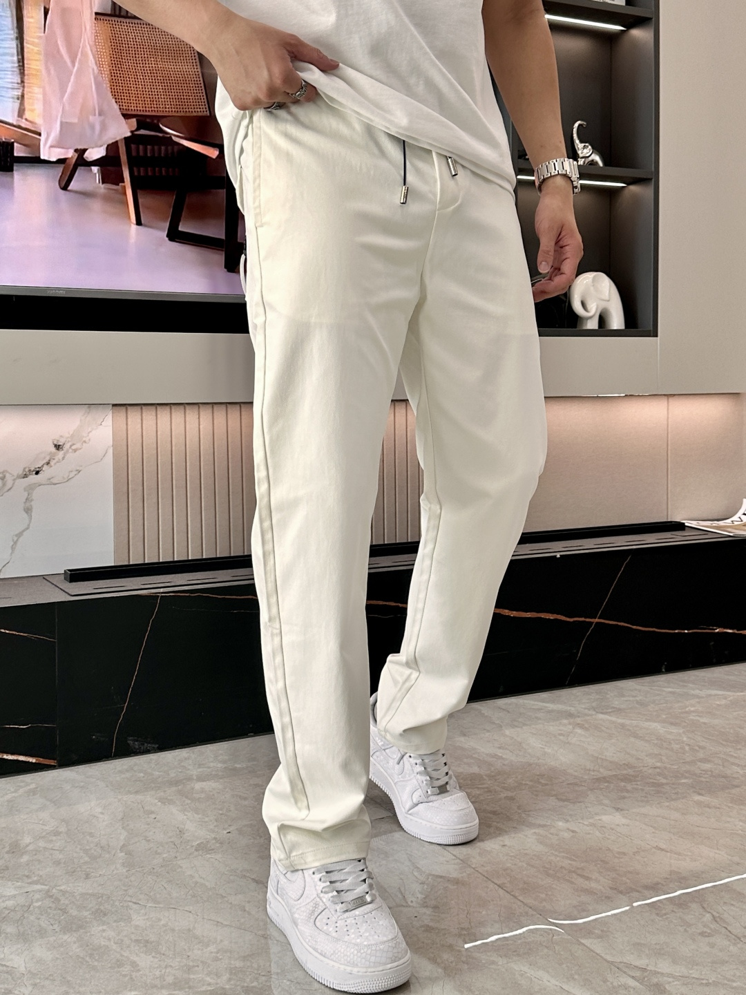 .  Prad 2026最新系列男士休闲裤！ 采用客供弹力柔棉材质，柔软细腻，手感绝佳！品牌格调一览无余！极简主义设计，