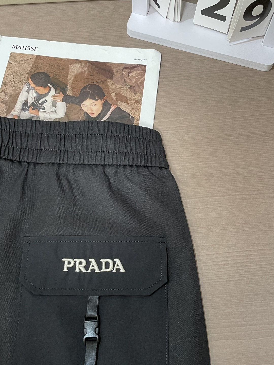 .  Prad 2026最新系列男士休闲裤！ 采用客供弹力柔棉材质，柔软细腻，手感绝佳！品牌格调一览无余！极简主义设计，