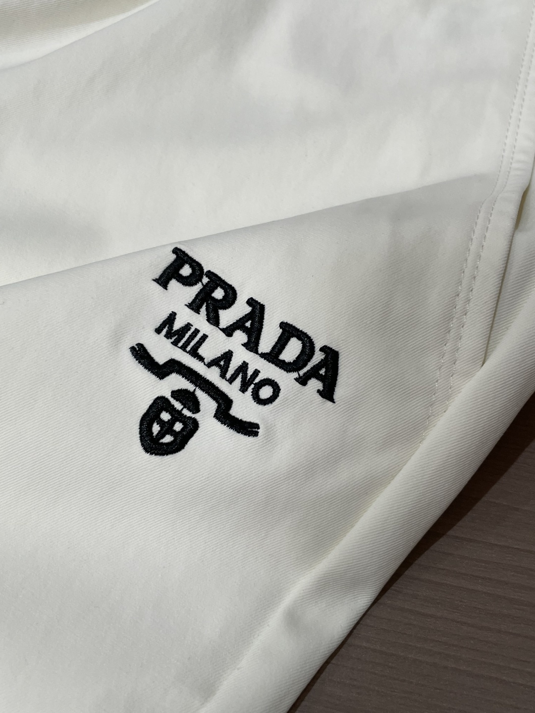 .  Prad 2026最新系列男士休闲裤！ 采用客供弹力柔棉材质，柔软细腻，手感绝佳！品牌格调一览无余！极简主义设计，