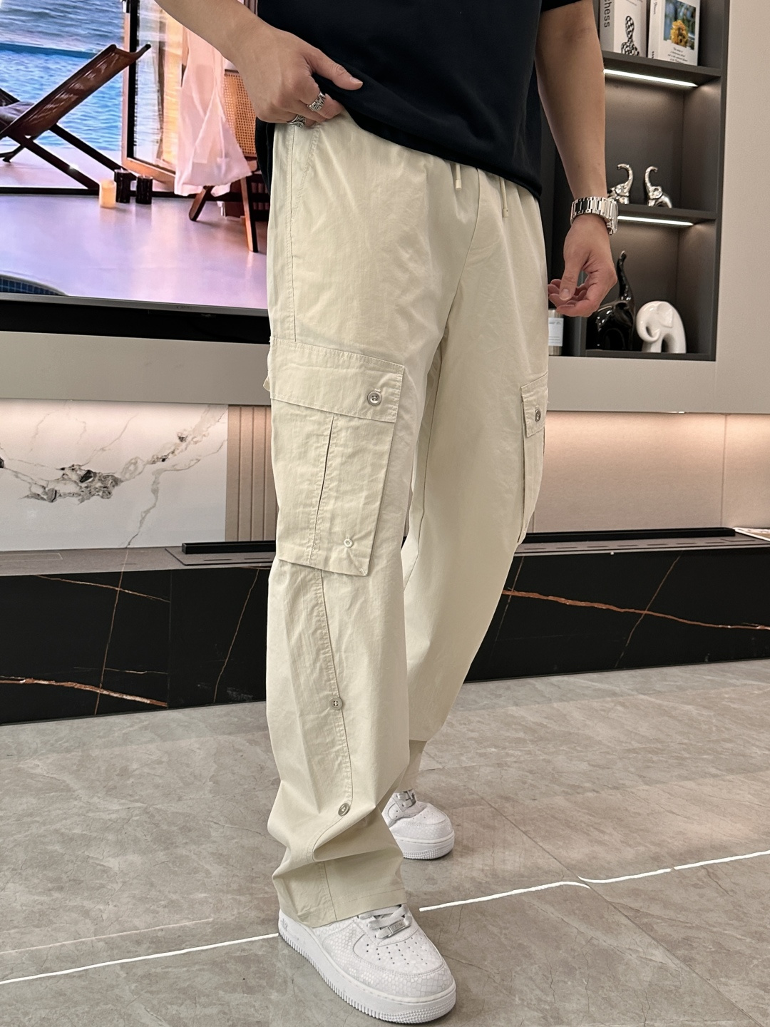 .  巴黎 2026最新系列男士休闲裤！ 采用客供弹力柔棉材质，柔软细腻，手感绝佳！品牌格调一览无余！极简主义设计，没有