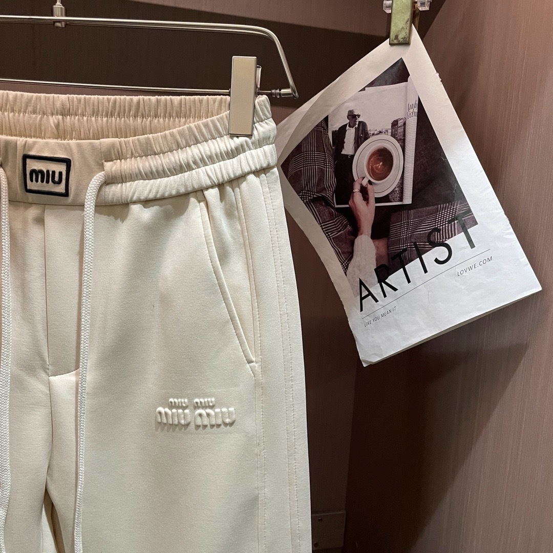 .  miumiu 2026春夏 最新休闲裤 潮人必备 版型超赞，能很好的修复各种腿型，非常个性！柔软排汗，舒适度极高。
