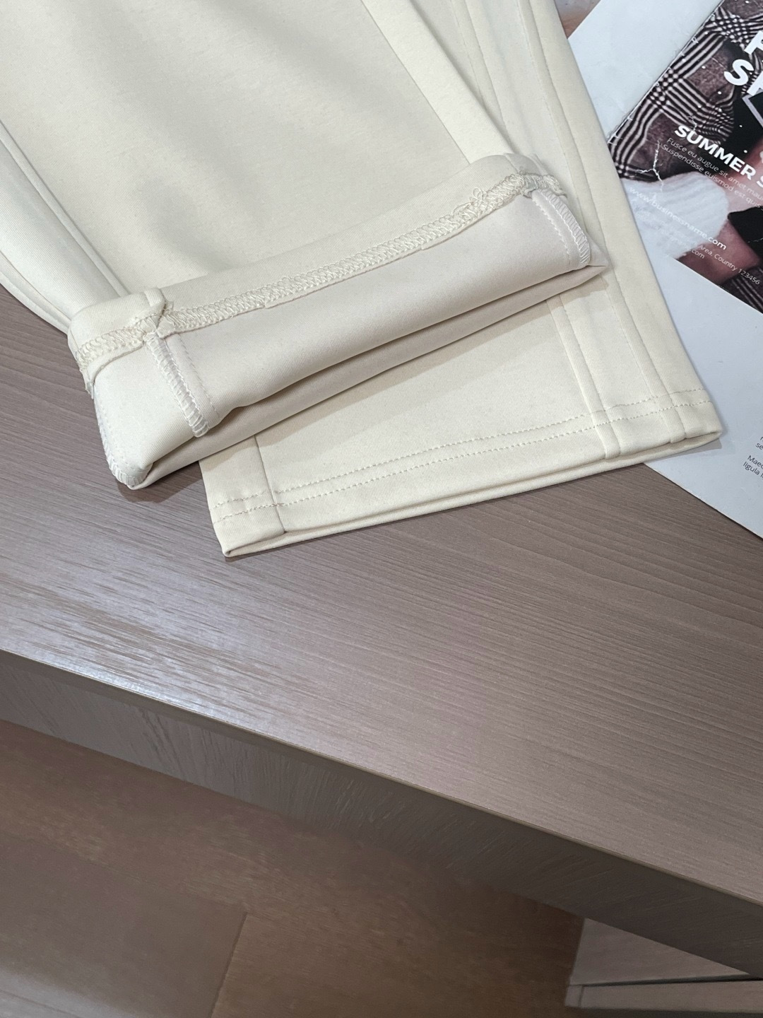 .  miumiu 2026春夏 最新休闲裤 潮人必备 版型超赞，能很好的修复各种腿型，非常个性！柔软排汗，舒适度极高。
