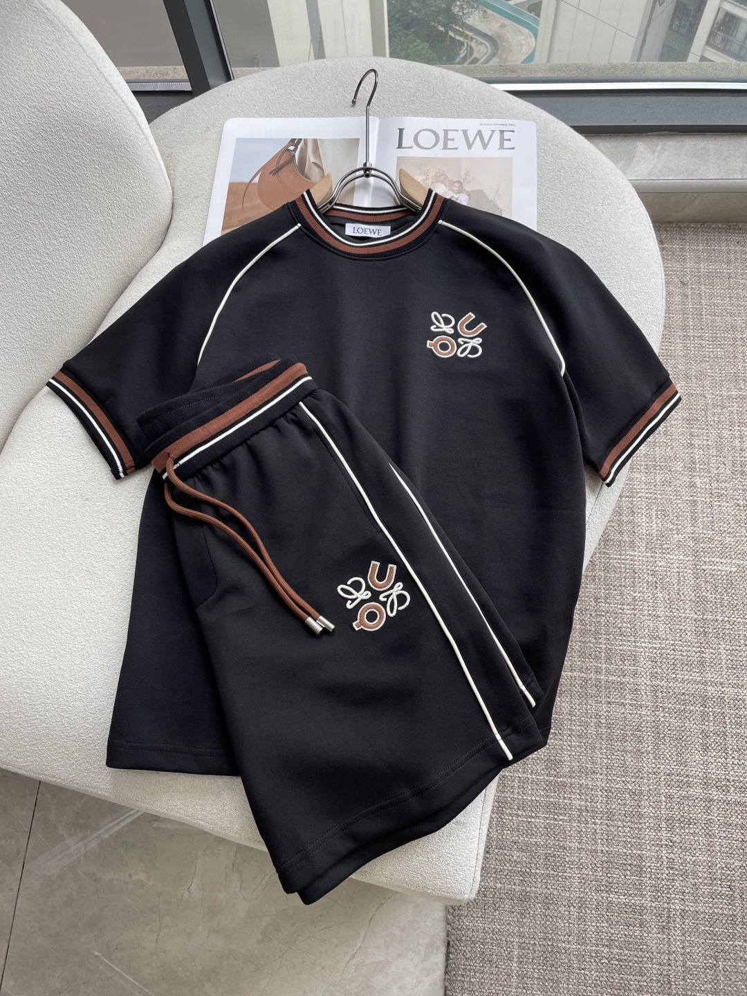 NO:925406,Loewe Round Neck Short Sleeve Shorts Suit Half Sleeve Suit Top Version Trading Company Channel Order, Overseas Boutique Exclusive Limited Sale, Classic Is Eternal, It Is Absolutely Worth It!  This type of suit is also a must-have for lazy people. You don’t have to think about how to match it, you can just get it in one set!  Customized fabrics are provided by customers, which are smooth to the touch, yet crisp and stylish, and the upper body is full of texture!  The overall design is simple and elegant without losing style. It has a strong sense of upper body and is definitely at the forefront of fashion. It is very comfortable to wear. There is no need to say much about the style and cut of the pants. The upper body is exquisite and lively. It is truly a palace-level casual pants that can be used in various occasions whether it is sports or leisure. It is worthy of Amway and roaring recommendation!  !  Size m-xxxl s1 Qi,,loewe,shorts,T-shirt,19860909Loewe 圆领短袖短裤套装 半袖套装顶级版本贸易公司渠道订单,海外精品独家限定发售,经典即永恒,入手绝对值的！这种类型的套装也是懒人必备的一套,不用想怎么搭配,直接一套轻松搞定！客供定制面料,触感顺滑,却又挺括有型,上身质感十足！ 整体简洁大方而不失格调,上身感极强,绝对走在时尚最前端,穿着非常舒适,裤型款式和裁剪亦无需多言,上身精致跃然,真正殿堂级的休闲裤,无论是运动还是休闲时候都能胜任各种场合,值得安利,咆哮推荐！！ 尺码m-xxxl   s1齐,,loewe,shorts,T-shirt,,Men's clothing