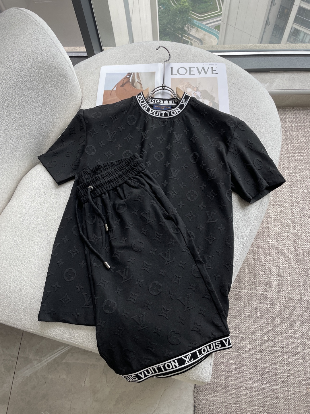 NO:925413,LV round neck short-sleeved shorts suit half-sleeved suit top version trading company channel order, overseas boutique exclusive limited sale, classic is eternal, it is definitely worth buying!  This type of suit is also a must-have for lazy people. You don’t have to think about how to match it, you can just get it in one set!  Customized fabrics are provided by customers, which are smooth to the touch, yet crisp and stylish, and the upper body is full of texture!  The overall design is simple and elegant without losing style. It has a strong sense of upper body and is definitely at the forefront of fashion. It is very comfortable to wear. There is no need to say much about the style and cut of the pants. The upper body is exquisite and lively. It is truly a palace-level casual pants that can be used in various occasions whether it is sports or leisure. It is worthy of Amway and roaring recommendation!  !  Size m-xxxl s1 Qi,,louis vuitton,shorts,T-shirt,19860909Lv 圆领短袖短裤套装 半袖套装顶级版本贸易公司渠道订单,海外精品独家限定发售,经典即永恒,入手绝对值的！这种类型的套装也是懒人必备的一套,不用想怎么搭配,直接一套轻松搞定！客供定制面料,触感顺滑,却又挺括有型,上身质感十足！ 整体简洁大方而不失格调,上身感极强,绝对走在时尚最前端,穿着非常舒适,裤型款式和裁剪亦无需多言,上身精致跃然,真正殿堂级的休闲裤,无论是运动还是休闲时候都能胜任各种场合,值得安利,咆哮推荐！！ 尺码m-xxxl   s1齐,,louis vuitton,shorts,T-shirt,,Men's clothing