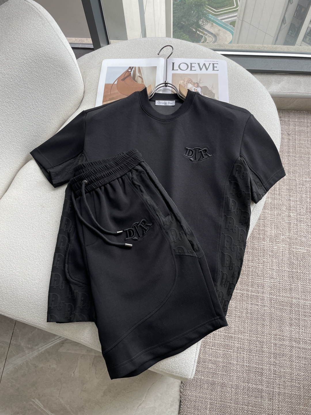 NO:925418,DAO round neck short-sleeved shorts suit, half-sleeved suit top version, trading company channel order, overseas boutique exclusive limited sale, classic is eternal, it is definitely worth buying!  This type of suit is also a must-have for lazy people. You don’t have to think about how to match it, you can just get it in one set!  Customized fabrics are provided by customers, which are smooth to the touch, yet crisp and stylish, and the upper body is full of texture!  The overall design is simple and elegant without losing style. It has a strong sense of upper body and is definitely at the forefront of fashion. It is very comfortable to wear. There is no need to say much about the style and cut of the pants. The upper body is exquisite and lively. It is truly a palace-level casual pants that can be used in various occasions whether it is sports or leisure. It is worthy of Amway and roaring recommendation!  !  Size m-xxxl s1 Qi,,shorts,T-shirt,19860909D奥 圆领短袖短裤套装 半袖套装顶级版本贸易公司渠道订单,海外精品独家限定发售,经典即永恒,入手绝对值的！这种类型的套装也是懒人必备的一套,不用想怎么搭配,直接一套轻松搞定！客供定制面料,触感顺滑,却又挺括有型,上身质感十足！ 整体简洁大方而不失格调,上身感极强,绝对走在时尚最前端,穿着非常舒适,裤型款式和裁剪亦无需多言,上身精致跃然,真正殿堂级的休闲裤,无论是运动还是休闲时候都能胜任各种场合,值得安利,咆哮推荐！！ 尺码m-xxxl   s1齐,,shorts,T-shirt,,Men's clothing