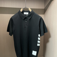 TB 2026ss夏季新品男士针织翻领短袖衫!独家首发 采用纤维超细与高弹的伊力特纱线织造而成,质感与 TB 2026ss夏季新品男士针织翻领短袖衫!独家首发 采用纤维超细与高弹的伊力特纱线织造而成,质感与