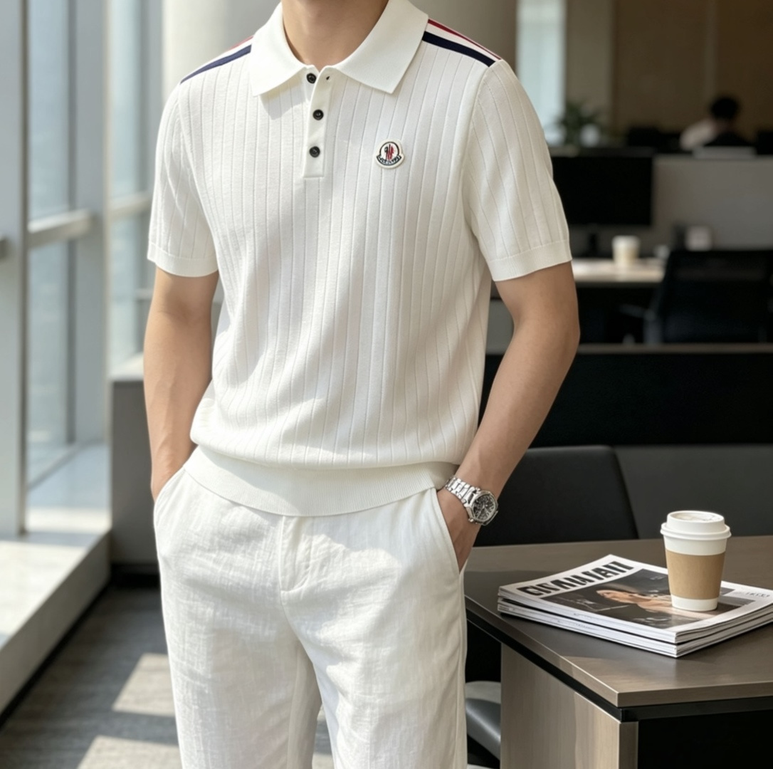 NO:913490,Mengkou 2026ss new summer men's knitted lapel short-sleeved shirt!  Exclusive first release. It is woven with ultra-fine fiber and high-elastic Yilite yarn. The texture and texture are super soft, very light and soft, and the hand feels extremely delicate and silky. The finer the yarn, the harder it is to work, and it is very time-consuming and material-consuming. It is a super rare product. The particularity of the fabric of each piece of clothing makes it silky soft and smooth. The unique embroidery pattern on the chest, you can feel its softness and smoothness when it comes into contact with the skin!  The overall design is simple and elegant, continuing the classic, calm and elegant classic color scheme, naturally exuding casual elegance. Size m-xxxl ss1,,Moncler,T-shirt,19860909蒙口 2026ss夏季新品男士针织翻领短袖衫！独家首发 采用纤维超细与高弹的伊力特纱线织造而成,质感与纹理都是超级的柔和,非常的轻薄柔软,手感极其的细腻丝滑,纱线越细做工就越难,并且非常的耗时耗料,超级难得一见的佳品,每件衣服的面料的特殊性使它具有丝般的柔软和润滑,胸前独特刺绣图案,与肌肤接触就能感觉到它的柔软和爽滑！整体简洁、大气,延续经典,沉稳大气的经典配色,自然散发出的休闲儒雅 尺码m-xxxl   ss1,,Moncler,T-shirt,,Men's clothing