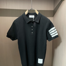 TB 2026ss夏季新品男士针织翻领短袖衫!独家首发 采用纤维超细与高弹的伊力特纱线织造而成,质感与纹 TB 2026ss夏季新品男士针织翻领短袖衫!独家首发 采用纤维超细与高弹的伊力特纱线织造而成,质感与纹