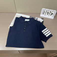 TB 2026ss夏季新品男士针织翻领短袖衫!独家首发 采用纤维超细与高弹的伊力特纱线织造而成,质感与纹 TB 2026ss夏季新品男士针织翻领短袖衫!独家首发 采用纤维超细与高弹的伊力特纱线织造而成,质感与纹