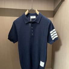 TB 2026ss夏季新品男士针织翻领短袖衫!独家首发 采用纤维超细与高弹的伊力特纱线织造而成,质感与纹 TB 2026ss夏季新品男士针织翻领短袖衫!独家首发 采用纤维超细与高弹的伊力特纱线织造而成,质感与纹