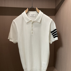 TB 2026ss夏季新品男士针织翻领短袖衫!独家首发 采用纤维超细与高弹的伊力特纱线织造而成,质感与纹 TB 2026ss夏季新品男士针织翻领短袖衫!独家首发 采用纤维超细与高弹的伊力特纱线织造而成,质感与纹