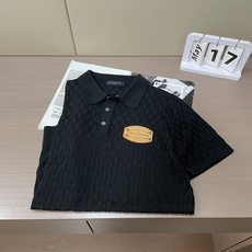 lv 2026ss夏季新品男士针织翻领短袖衫!独家首发 采用纤维超细与高弹的伊力特纱线织造而成,质感与 lv 2026ss夏季新品男士针织翻领短袖衫!独家首发 采用纤维超细与高弹的伊力特纱线织造而成,质感与