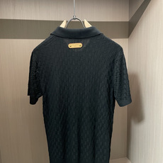 lv 2026ss夏季新品男士针织翻领短袖衫!独家首发 采用纤维超细与高弹的伊力特纱线织造而成,质感与 lv 2026ss夏季新品男士针织翻领短袖衫!独家首发 采用纤维超细与高弹的伊力特纱线织造而成,质感与