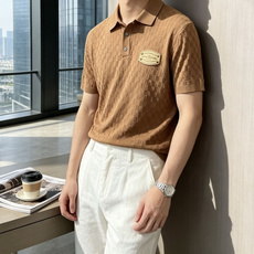 lv 2026ss夏季新品男士针织翻领短袖衫!独家首发 采用纤维超细与高弹的伊力特纱线织造而成,质感与 lv 2026ss夏季新品男士针织翻领短袖衫!独家首发 采用纤维超细与高弹的伊力特纱线织造而成,质感与