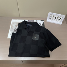 lv 2026ss夏季新品男士针织翻领短袖衫!独家首发 采用纤维超细与高弹的伊力特纱线织造而成,质感与 lv 2026ss夏季新品男士针织翻领短袖衫!独家首发 采用纤维超细与高弹的伊力特纱线织造而成,质感与