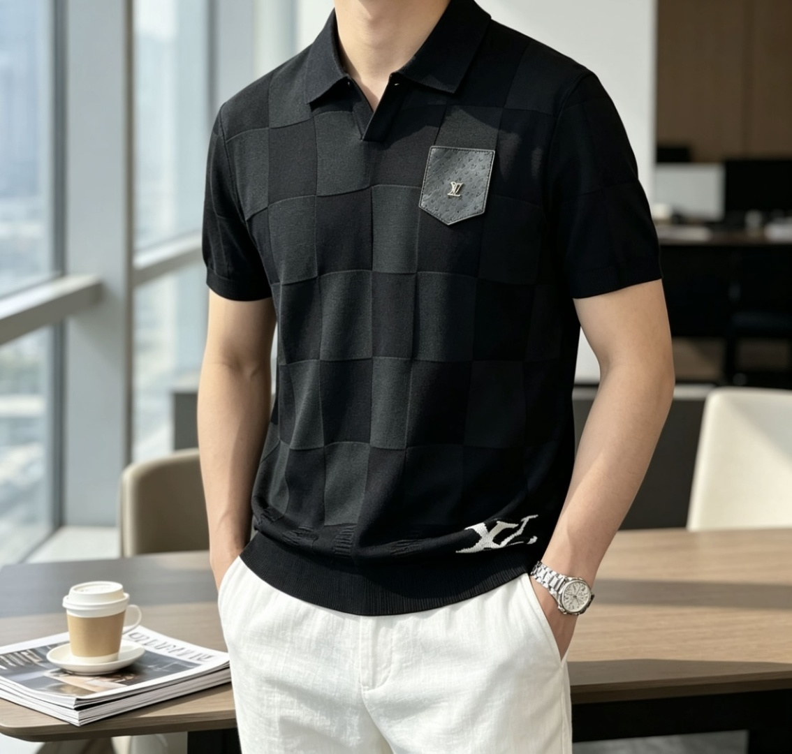 lv  2026ss夏季新品男士针织翻领短袖衫！独家首发 采用纤维超细与高弹的伊力特纱线织造而成，质感与