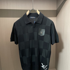lv 2026ss夏季新品男士针织翻领短袖衫!独家首发 采用纤维超细与高弹的伊力特纱线织造而成,质感与 lv 2026ss夏季新品男士针织翻领短袖衫!独家首发 采用纤维超细与高弹的伊力特纱线织造而成,质感与